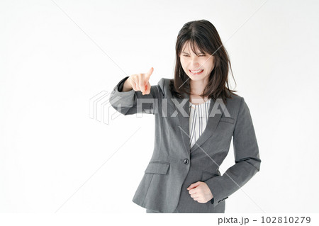 ビジネス　女性　パワハラ　怒る　 102810279