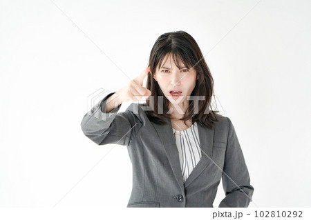 ビジネス　女性　パワハラ　怒る　 102810292