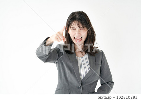 ビジネス　女性　パワハラ　怒る　 102810293