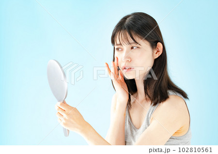 肌トラブルに悩む女性 肌トラブルに悩む女性 102810561