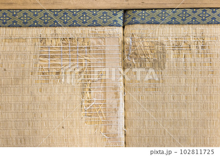 擦れて劣化した畳 102811725