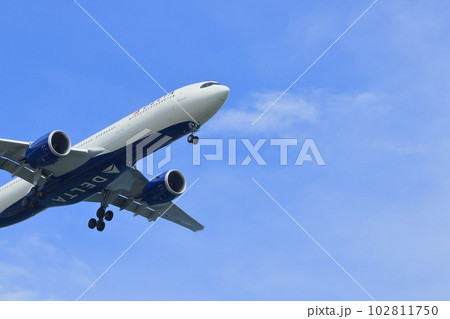 空の旅 青空に上昇する旅客機 空の旅 青空に上昇する旅客機 102811750
