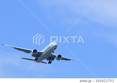 空の旅 青空に上昇する旅客機 空の旅 青空に上昇する旅客機 102811751