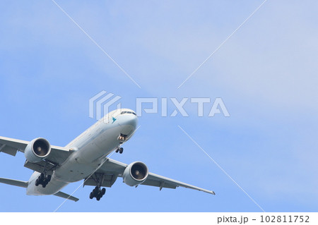空の旅 青空に上昇する旅客機 空の旅 青空に上昇する旅客機 102811752