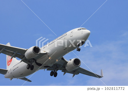 空の旅　青空に上昇する旅客機 102811772