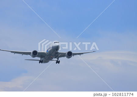 空の旅　青空に上昇する旅客機 102811774