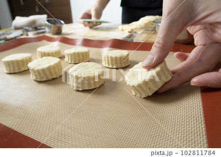 スコーンを焼く休日 102811784