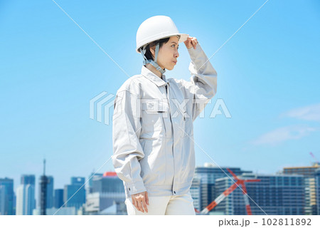 作業着を着てヘルメットを確認する女性 102811892