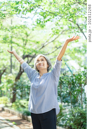 新緑　シニア　女性　伸び　リフレッシュ 102812268