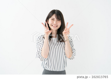 カジュアル 女性 笑顔 ピース カジュアル 女性 笑顔 ピース 102813765