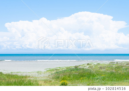 爽やかな青空と大きな白い雲と海水浴場の砂浜 海の風景 爽やかな青空と大きな白い雲と海水浴場の砂浜 海の風景 102814516