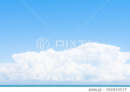 爽やかな青空と大きな白い雲と水平線 海の風景 爽やかな青空と大きな白い雲と水平線 海の風景 102814517