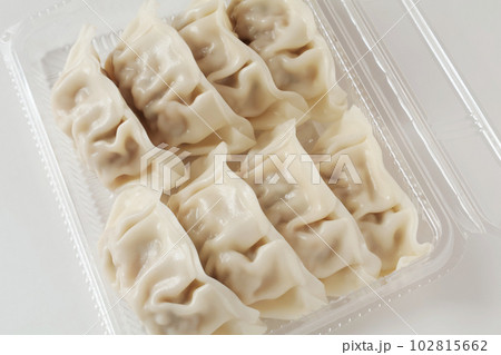 パックに入った調理前の餃子 102815662
