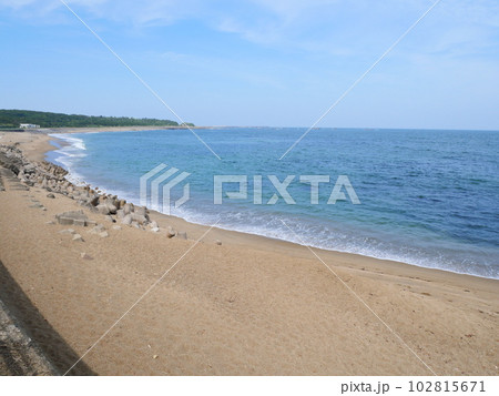 波の音だけが響く綺麗な海を青い空と浜辺 102815671
