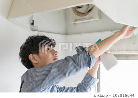 換気扇を掃除する若い旦那さん 102816644
