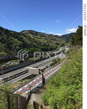 高尾山麓を抜ける中央高速 高尾山麓を抜ける中央高速 102817703