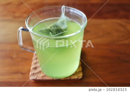 マグカップに入ったティーバッグの緑茶 102818323