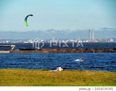カイトサーフィンの海岸風景 カイトサーフィンの海岸風景 102819195