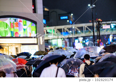 夜 雨の日 新宿 街 背景素材 102820174