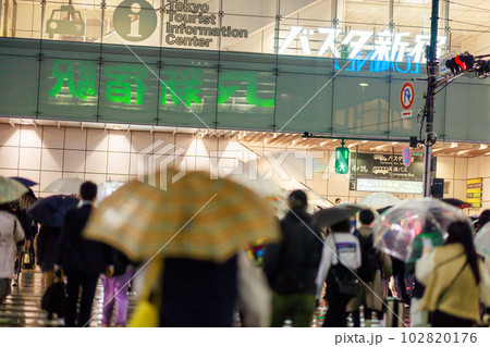 夜 雨の日 新宿 街 背景素材 夜 雨の日 新宿 街 背景素材 102820176