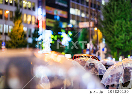 夜 雨の日 新宿 街 背景素材 102820180