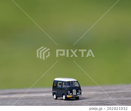 ミニカーのある風景 緑がバックのサンバー ミニカーのある風景 緑がバックのサンバー 102821032