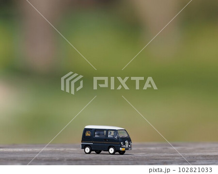 ミニカーのある風景 緑がバックのサンバー ミニカーのある風景 緑がバックのサンバー 102821033