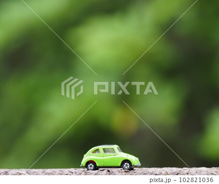ミニカーのある風景 緑の背景のスバル360 ミニカーのある風景 緑の背景のスバル360 102821036