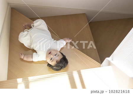 階段に落ちた赤ちゃんのイメージ（生後5か月、日本人、男の子） 102821618