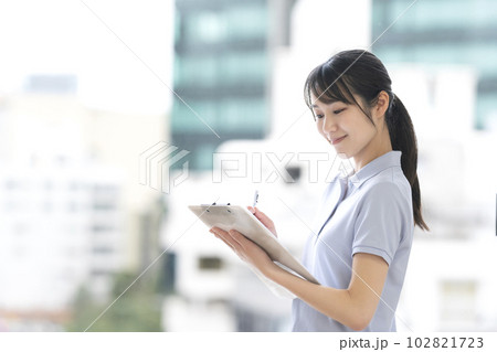 若い女性介護士 若い女性介護士 102821723