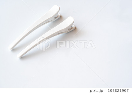 白いヘアクリップ 102821907