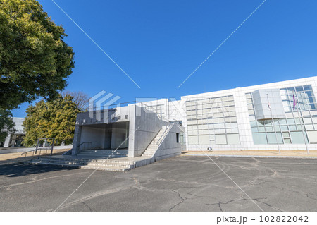 群馬県高崎市　　　快晴の群馬県立近代美術館 102822042