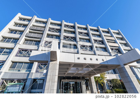 埼玉県川越市　快晴の川越市役所 102822056