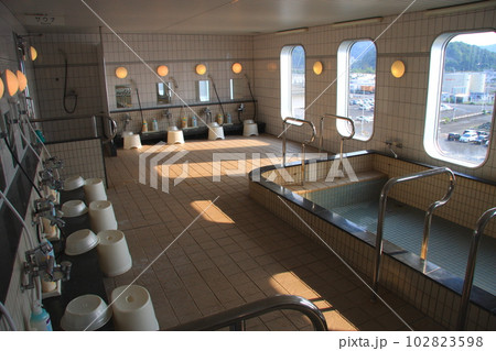 大型フェリーの、船内大浴場 102823598