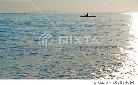 穏やかな海の沖合でくつろいでいるようなカヤック 102824064
