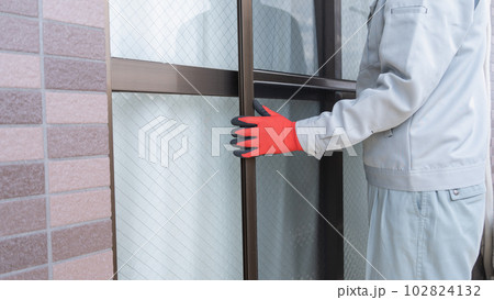 網戸の取付・取外しをする作業員イメージ 102824132