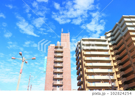 大府駅前、ビジネスホテルとマンションが建つ風景 102824254