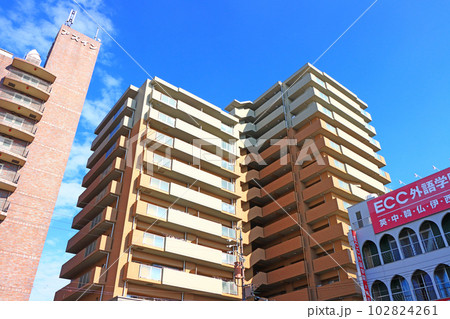 大府駅前、ビジネスホテルとマンションが建つ風景 大府駅前、ビジネスホテルとマンションが建つ風景 102824261