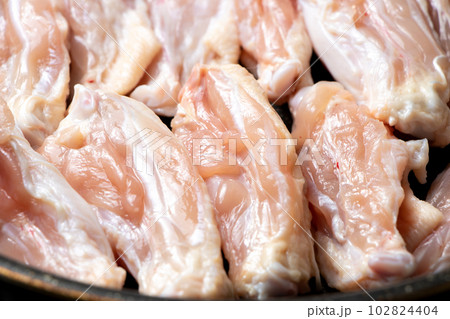 鶏肉(手羽中)をフライパンで焼く。 102824404