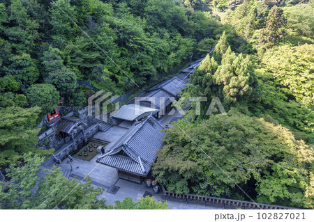 初夏の音羽山 清水寺 本堂(舞台)から見た音羽の滝 京都府京都市 初夏の音羽山 清水寺 本堂(舞台)から見た音羽の滝 京都府京都市 102827021