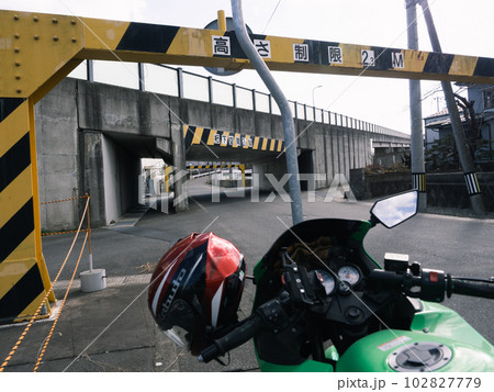 バイクと街風景 102827779