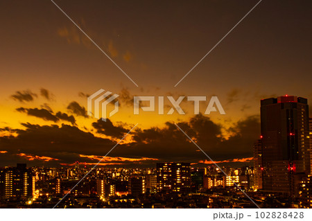 空と雲と街とビルの画像、夕景から夜景 102828428