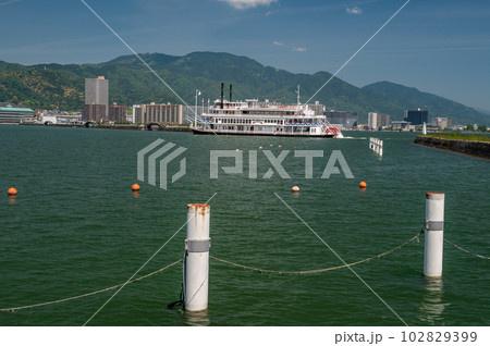 大津港に入港する観光船ミシガン 大津港に入港する観光船ミシガン 102829399