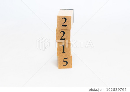 木のブロック　数字　4桁　2215 102829765