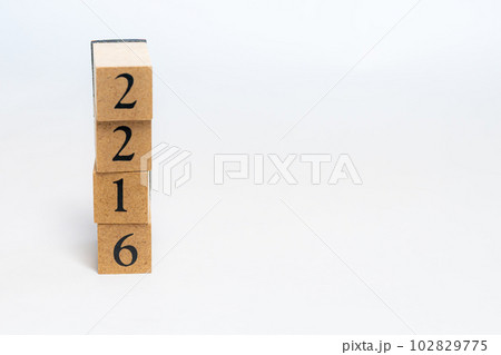 木のブロック　数字　4桁　2216 102829775