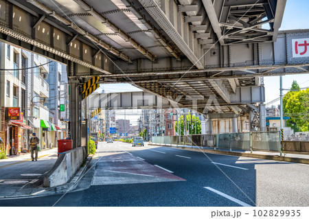 横浜市の都市風景　東白楽駅 102829935