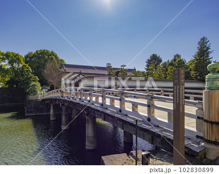 皇居東御苑 平川門前に架かる木橋【平川橋】 皇居東御苑 平川門前に架かる木橋【平川橋】 102830899