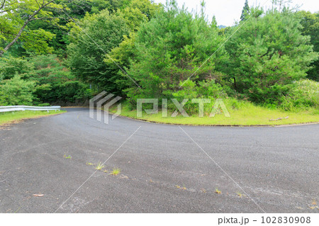 田舎のくねくね山道「田舎に帰るイメージ」 田舎のくねくね山道「田舎に帰るイメージ」 102830908