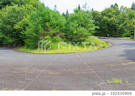 田舎のくねくね山道「田舎に帰るイメージ」 田舎のくねくね山道「田舎に帰るイメージ」 102830909