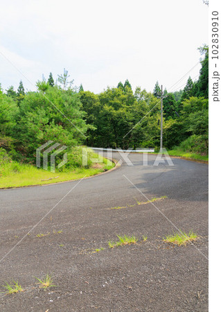 田舎のくねくね山道「田舎に帰るイメージ」 田舎のくねくね山道「田舎に帰るイメージ」 102830910